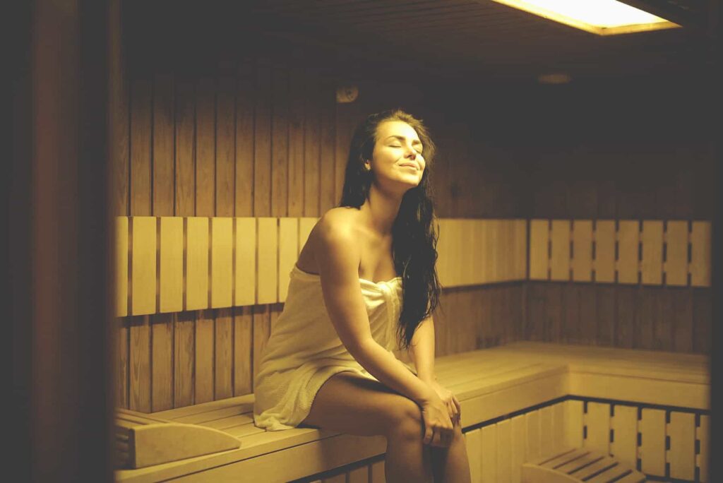 Natürliche junge Frau entspannt in der Sauna