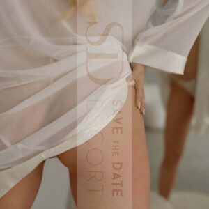 Nahaufnahme des Pos einer jungen Frau, der von einem weißen, transparenten Kimono leicht bedeckt wird.